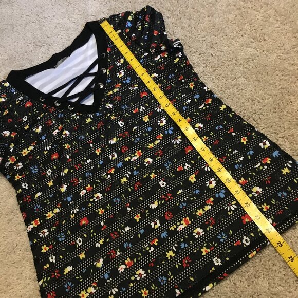 Retro Floral and Mesh Cross Lace Up Tee - Picture 15 of 16